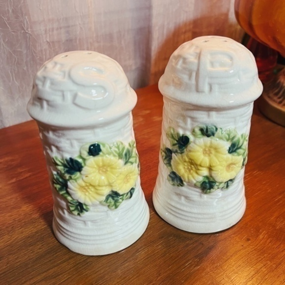 Vintage Lefton Rustic Daisy Shaker Set